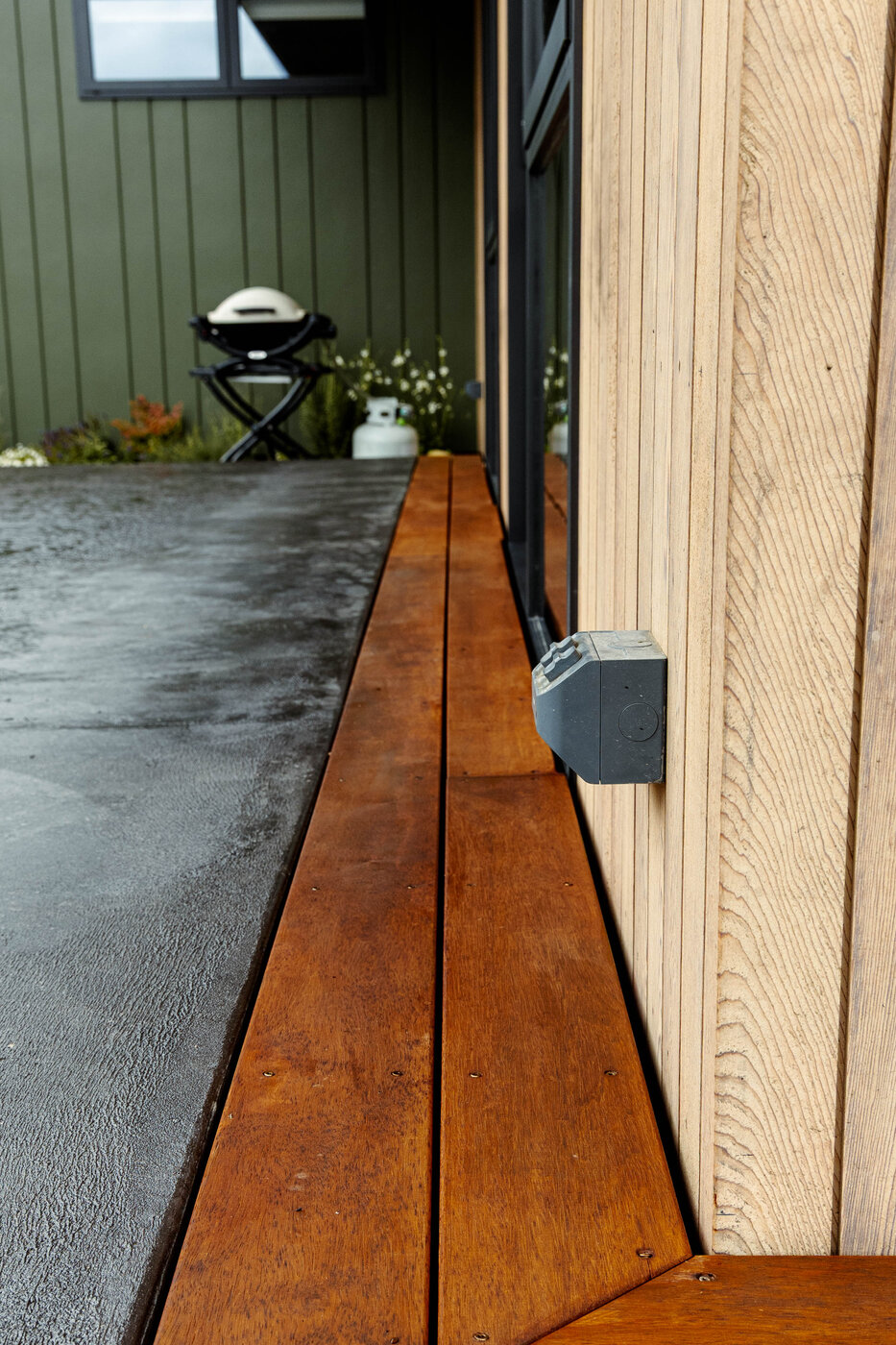 Even Entry bracket system with precision-aligned timber decking